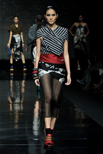 Lulu Lutfi Labibi Local Glory. Lomba Perancang Mode 2011. Jakarta Fashion Week 2012 at Pacific Place Ground Floor. Jakarta. [Foto: Mohammad Abduh/Wolipop]