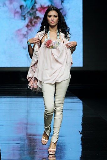 Sherly Monica Orient Romanticism.Lomba Perancang Mode 2011. Jakarta Fashion Week 2012 at Pacific Place Ground Floor. Jakarta. [Foto: Mohammad Abduh/Wolipop]
