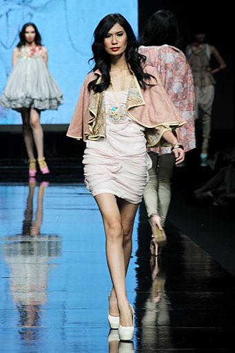 Sherly Monica Orient Romanticism.Lomba Perancang Mode 2011. Jakarta Fashion Week 2012 at Pacific Place Ground Floor. Jakarta. [Foto: Mohammad Abduh/Wolipop]