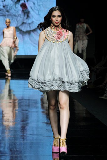 Sherly Monica Orient Romanticism.Lomba Perancang Mode 2011. Jakarta Fashion Week 2012 at Pacific Place Ground Floor. Jakarta. [Foto: Mohammad Abduh/Wolipop]