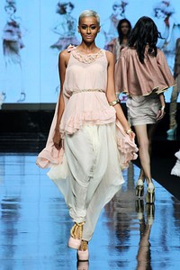 Sherly Monica Orient Romanticism.Lomba Perancang Mode 2011. Jakarta Fashion Week 2012 at Pacific Place Ground Floor. Jakarta. [Foto: Mohammad Abduh/Wolipop]