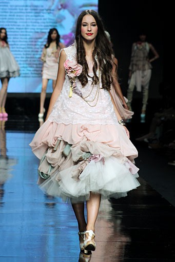 Sherly Monica Orient Romanticism.Lomba Perancang Mode 2011. Jakarta Fashion Week 2012 at Pacific Place Ground Floor. Jakarta. [Foto: Mohammad Abduh/Wolipop]