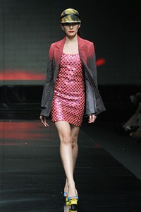 Popo Rickky Phonixian. Lomba Perancang Mode 2011. Jakarta Fashion Week 2012 at Pacific Place Ground Floor. Jakarta. [Foto: Mohammad Abduh/Wolipop]