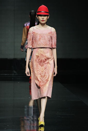 Popo Rickky Phonixian. Lomba Perancang Mode 2011. Jakarta Fashion Week 2012 at Pacific Place Ground Floor. Jakarta. [Foto: Mohammad Abduh/Wolipop]