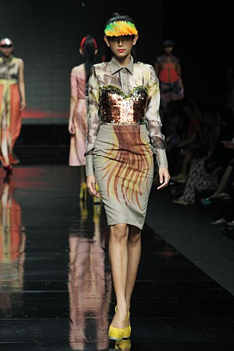 Popo Rickky Phonixian. Lomba Perancang Mode 2011. Jakarta Fashion Week 2012 at Pacific Place Ground Floor. Jakarta. [Foto: Mohammad Abduh/Wolipop]