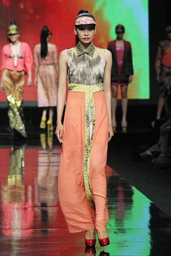 Popo Rickky Phonixian. Lomba Perancang Mode 2011. Jakarta Fashion Week 2012 at Pacific Place Ground Floor. Jakarta. [Foto: Mohammad Abduh/Wolipop]