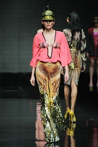 Popo Rickky Phonixian. Lomba Perancang Mode 2011. Jakarta Fashion Week 2012 at Pacific Place Ground Floor. Jakarta. [Foto: Mohammad Abduh/Wolipop]