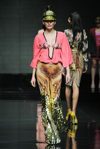 Popo Rickky Phonixian. Lomba Perancang Mode 2011. Jakarta Fashion Week 2012 at Pacific Place Ground Floor. Jakarta. [Foto: Mohammad Abduh/Wolipop]