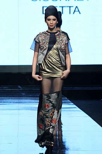 Sischaet Detta Rahajeng Wengi, Mademoiselle. Lomba Perancang Mode 2011. Jakarta Fashion Week 2012 at Pacific Place Ground Floor. jakarta. [Foto: Mohammad Abduh/Wolipop]