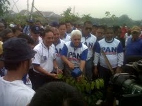 Ribuan Massa Biru PAN Hijaukan BKT