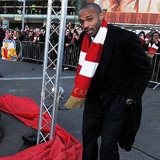 Dibuatkan Patung di Emirates, Henry Menangis