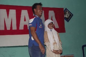 Doni Tata Dikerubuti Fans dari Panti Asuhan