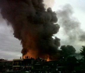 Pabrik Pengolahan Plastik di Makassar Terbakar