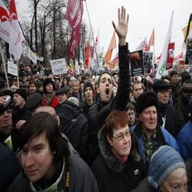  Puluhan Ribu Orang Berdemo Tuntut Berakhirnya Pemerintahan Putin