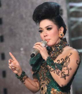Syahrini Pakai Jambul Terowongan Casablanca di FFI 2011