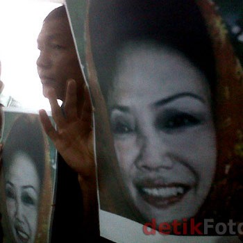 Sakit! Nunun Dibawa ke Rumah Sakit