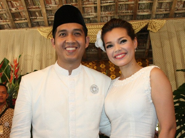 Senyum Bahagia di Pernikahan Dewi Sandra