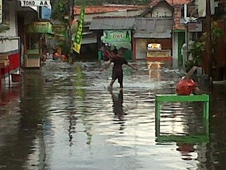  Genangan Air di Tegal Parang Jaksel Tinggi, Anak-anak Berenang 