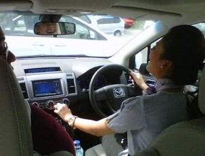Sensasi Disopiri Cewek Cantik di Mazda8