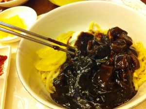 Sluurp... Chajang Myun, Mi Hitam dari Negeri Ginseng!