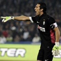 Buffon Belum Mau Bicarakan Scudetto