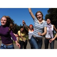 Perempuan Pilih Berkelompok untuk Redam Sifat Agresif Pria