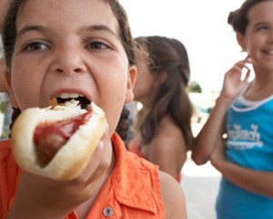Tips Agar Anak Tak Rusuh Saat Makan di Luar