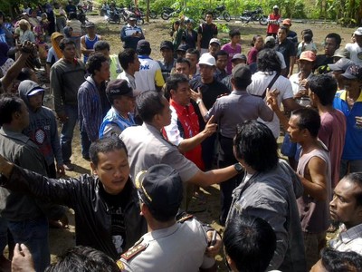 Waduk Dipagar, Warga Bentrok Dengan Polisi