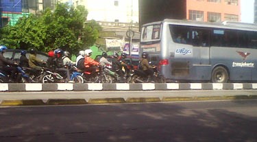 Penyerobotan Jalur TransJ Koridor VI Makin Parah