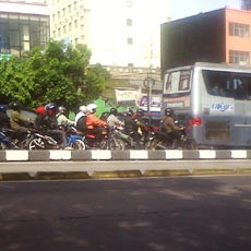 Penyerobotan Jalur TransJ Koridor VI Makin Parah