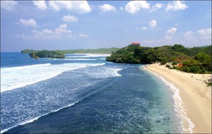 Pasir Putih Mempesona di Pantai Ngliyep, Malang