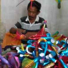 Jelang Tahun Baru, Omzet Pengrajin Terompet Turun 50 Persen