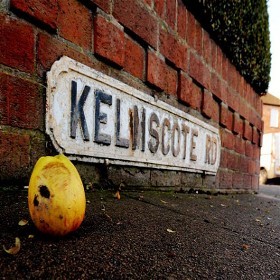  Aneh! Ada Hujan Apel di Inggris