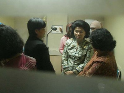 Linda Gumelar Jenguk Korban Pemerkosaan