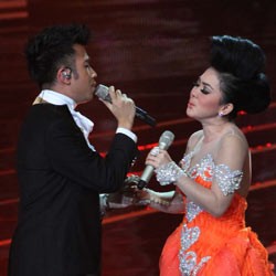 Syahrini Pamer Jambul Khatulistiwa Gorong-gorong Sudirman