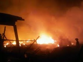 Ratusan Kios di Pasar Cik Puan Pekanbaru Terbakar