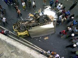 Mobil Boks Jatuh dari Jembatan Latumenten, Pluit ke Grogol Macet