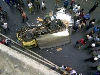 Mobil Boks Jatuh dari Jembatan Latumenten, Pluit ke Grogol Macet