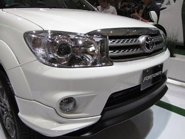 Pengemudi Lepas Kontrol, Fortuner Nyemplung di Kolam Bundaran Senayan 