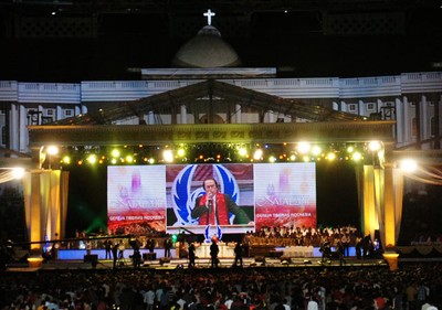 Syahdunya Malam Kudus dan Lilin Natal