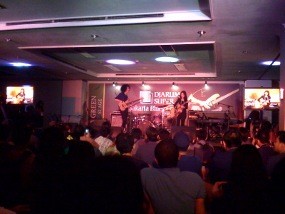 Panggung Kecil JBF 2011 Tak Sanggup Tampung Fans Endah N Rhesa