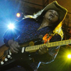 Gugun Blues Shelter Pancing Antusias Penonton JBF 2011