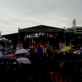 Diguyur Hujan, Warga Bandung Setia Nonton Roadshow OVJ di Gasibu