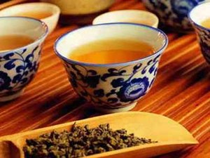 Ramping Dengan 3 Cangkir Teh Oolong 