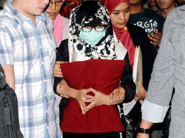 Berkacamata Hitam, Nunun Digiring KPK ke Rutan Pondok Bambu