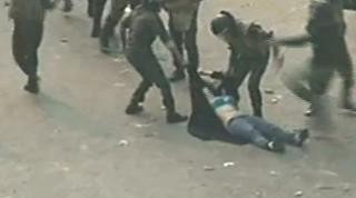 Tentara Mesir Keroyok dan Nistakan Wanita Bangsanya Sendiri