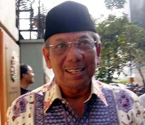 PKBN Tak Lolos Verifikasi, Hasyim Muzadi: Yenny Sabar Saja