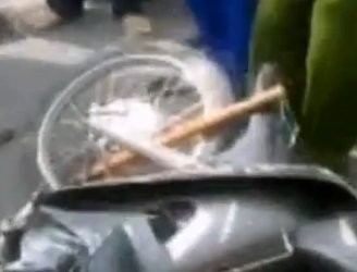 Polisi Vietnam Pakai Pentungan Stop Pengendara Nakal