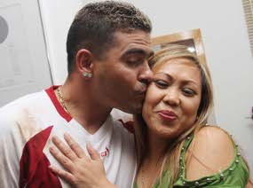 Jarang Bertemu, Cristian Gonzales Punya Cara Manjakan Istri