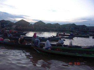 Sensasi Belanja Sambil Bergoyang di Atas Pasar Terapung